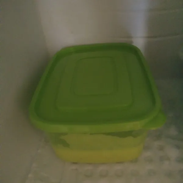 Pindahkan ke dalam wadah tertutup. Masukkan ke dalam freezer selama 5 jam.