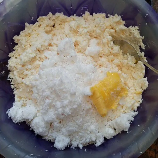 Campurkan singkong parut, kelapa parut, margarin, dan garam. Aduk rata.