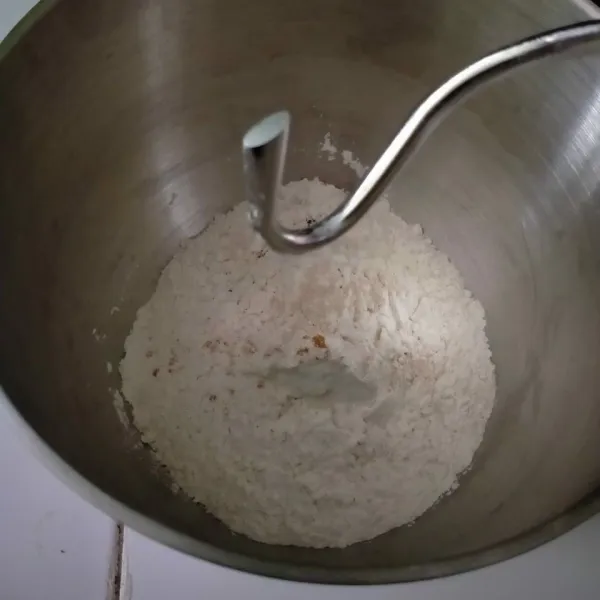 Siapkan bahan kering, tepung terigu, susu bubuk, ragi, dan gula pasir mixer sebentar.
