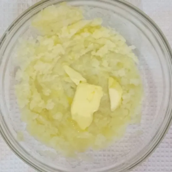 Hancurkan kentang dan tambahkan mentega, lalu aduk hingga tercampur rata.
