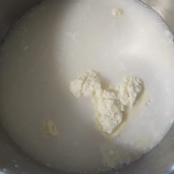 Campurkan keladi, air, susu kental manis, tepung maizena, gula dan susu bubuk.