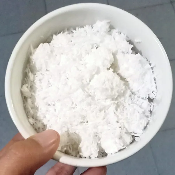 Kelapa parut bagi menjadi 2 bagian. Satu bagian sebanyak 75 gram untuk campuran getuk dan 100 gram untuk taburan. Kelapa untuk taburan diberi sejumput garam, aduk rata. Kemudian semuanya dikukus selama 5 menit.