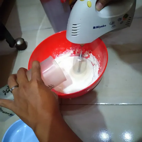 Campurkan terigu, tapioka, gula, garam, vanilli, dan susu cair. Aduk rata menggunakan mixer dengan kecepatan sedang. Diamkan adonan selama 10 menit (tutup atasnya)