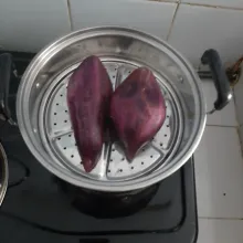 Kukus ubi sampai matang. Angkat. Selagi panas haluskan.