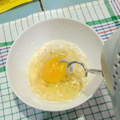 Tambahkan telur dan margarine, mixer lagi sampai tercampur rata.