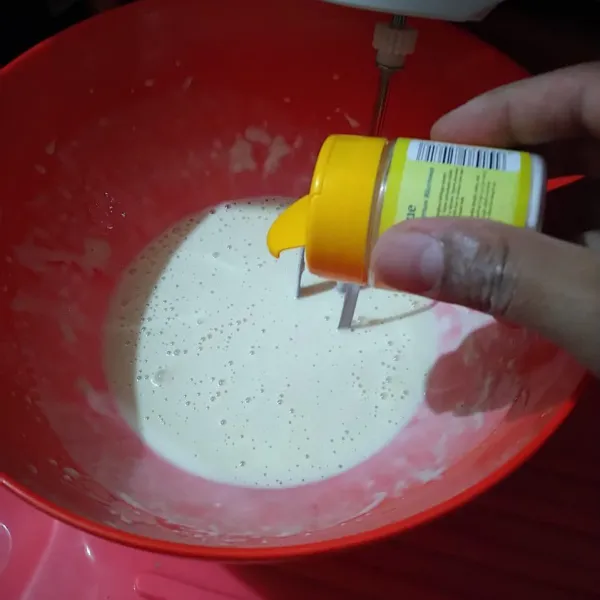 Tambahkan baking soda lalu kocok kembali dengan mixer