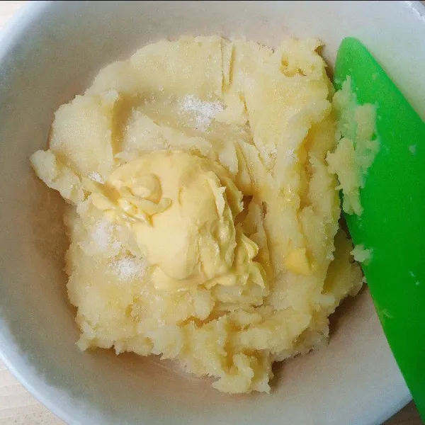 Selagi masih panas, campurkan kentang yang telah dihaluskan dengan margarin dan garam. Aduk rata lalu tutup dan sisihkan.