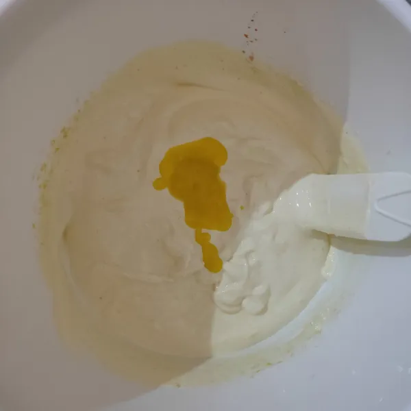 Masukkan margarin leleh dalam 2 tahap, lalu aduk balik menggunakan spatula. pastikan tidak ada margarin yang mengendap di dasar wadah