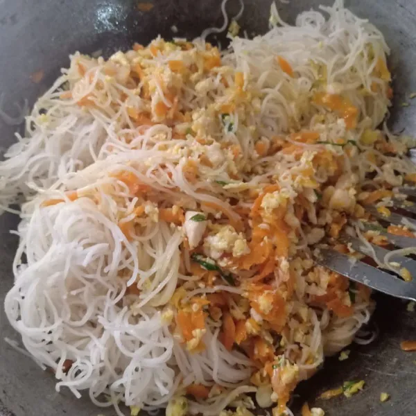 Masukkan bihun, beri bumbu berupa garam, gula, merica, saus tiram, kaldu ayam bubuk, dan minyak wijen. Aduk hingga rata dan meresap