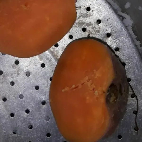Potong ubi menjadi dua bagian, kemudian kukus.