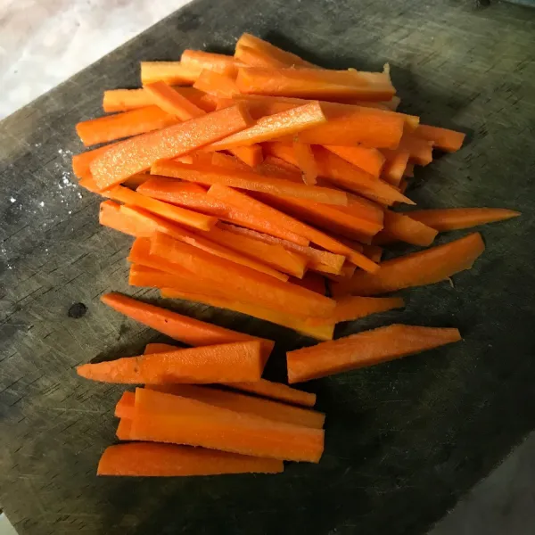 Kupas wortel lalu potong korek. Cuci bersih.