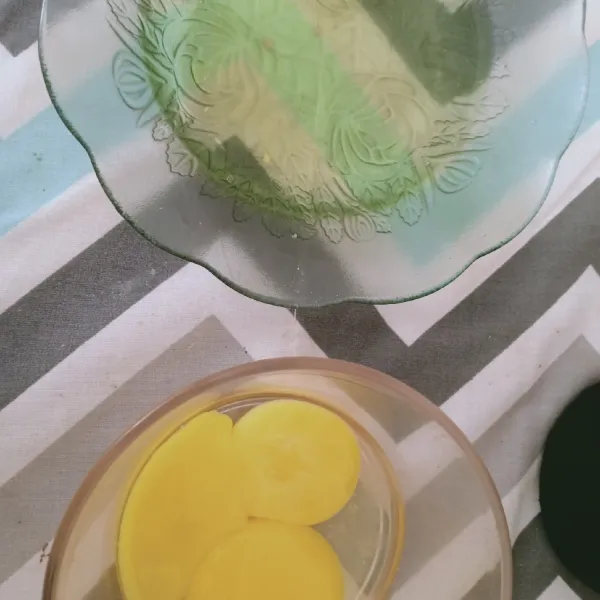 Siapkan 2 buah telur, pisahkan antara kuning telur dan putih telur di wadah yang terpisah