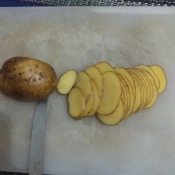 Bersihkan kentang tanpa mengupas kulitnya, iris kentang dengan ketebalan 2 mm.