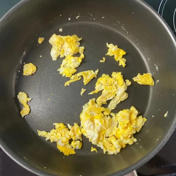 Beri mentega/butter secukupnya pada teflon, tuang  telur lalu aduk hingga telur hancur dan matang, angkat dan sisihkan