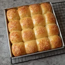 Panggang roti sesuai oven masing-masing. Saya dengan otang, 15 menit api sedang rak bawah katup atas dibuka. Lalu 10 menit api kecil rak atas katup atas ditutup. Setelah roti matang, oles dengan butter.