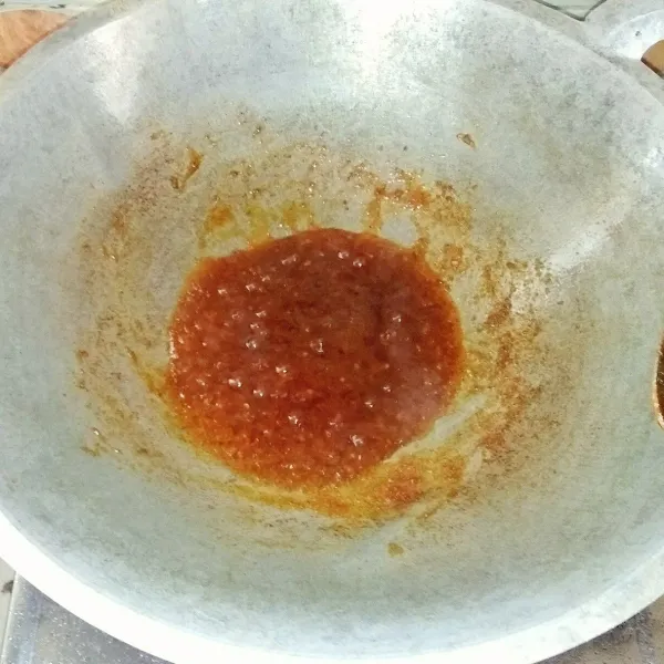 Masukkan gula merah, gula pasir, garam, vetcin dan kaldu ayam bubuk. Aduk rata. Masak hingga bumbu berubah warna dan mengeluarkan minyak.