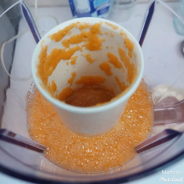 Blender wortel dengan air, saring dan ambil airnya.