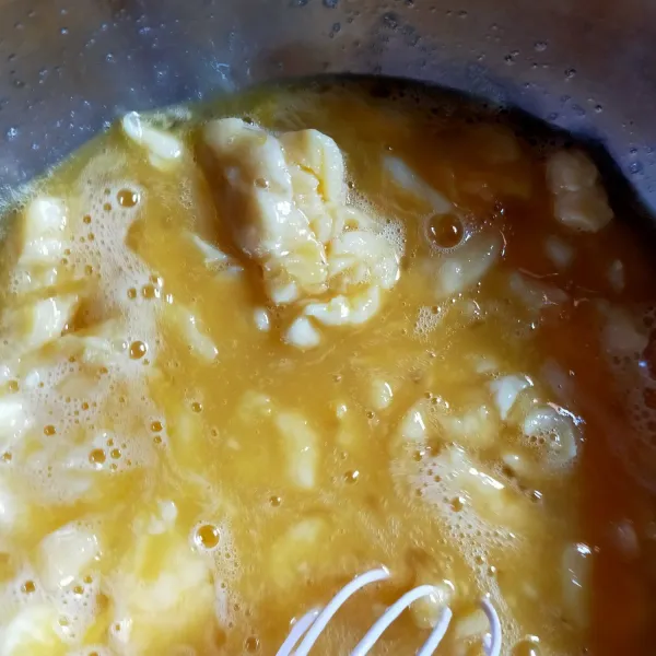 Masukkan. Tape yang dihaluskan ke dalam kocokan telur, tambahkan garam dan vanilli bubuk. Aduk rata.