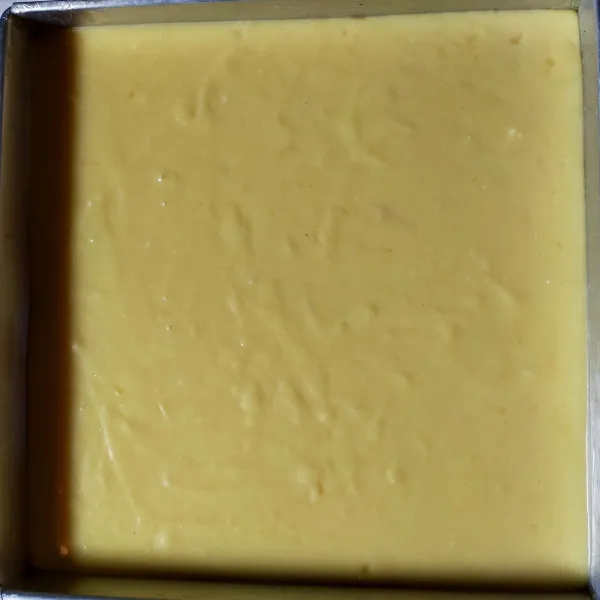 Siapkan loyang. Olesi margarin lalu beri kertas roti. Olesi margarin lagi. Tuang adonan ke dalam loyang. Beri topping chocochip. Panggang selama 25 menit. Angkat. Siap disajikan.