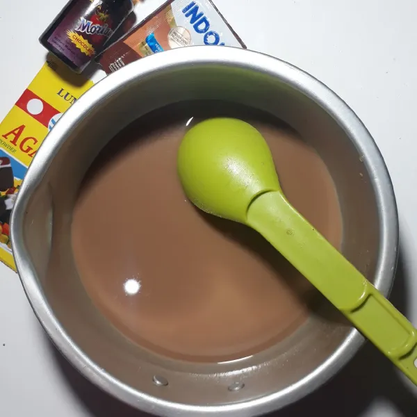 Campurkan bubuk agar-agar, kental manis coklat, pasta cokelat dan gula pasir ke dalam panci. Aduk sampai larut.