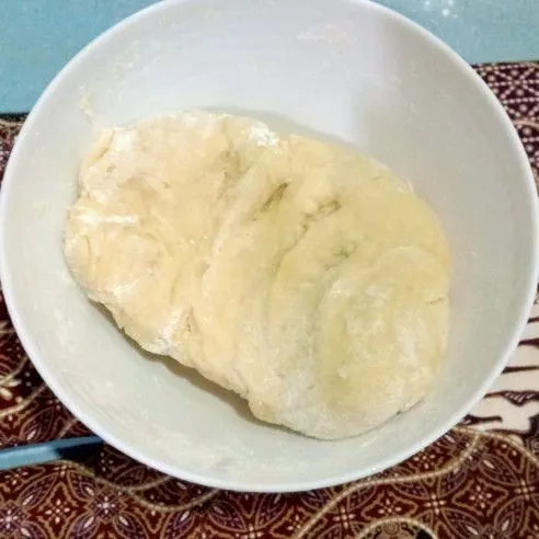 Tambahkan tepung terigu agar adonan tidak lengket, lalu diamkan adonan selama 1 jam.