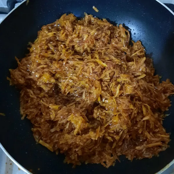 Masukkan singkong goreng. Masak hingga air menyusut dan singkong mengkaramel.