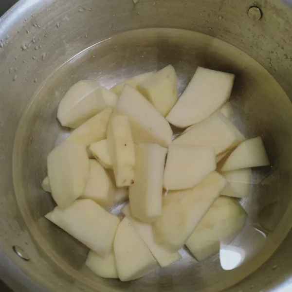 Pertama rebus kentang yang sudah dipotong dadu kurang lebih 20 menit sampai kentang bertekstur lembut