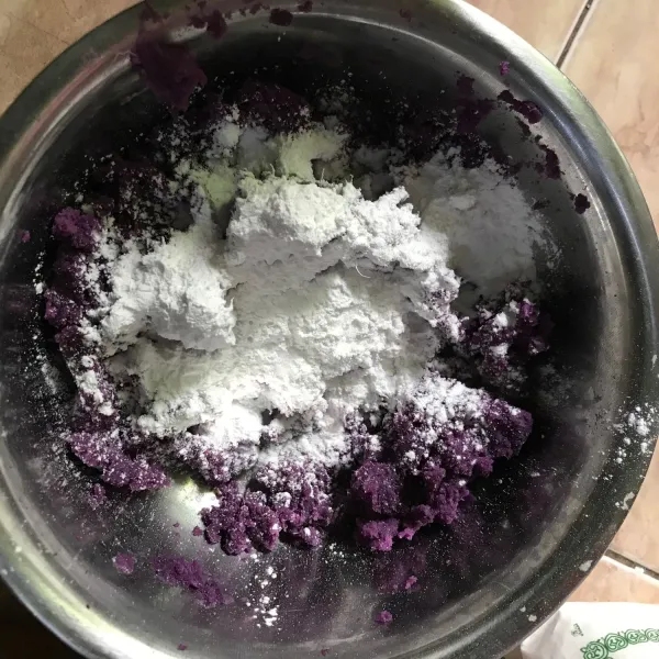 Campurkan dengan tepung ketan dan garam, lalu tuangkan air panas sedikit demi sedikit sambil diuleni hingga kalis.