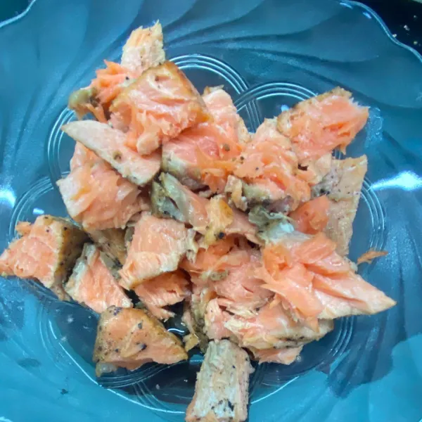 Hancurkan salmon yang sudah dimasak lalu tambahkan lada dan garam secukupnya. Tambahkan saus teriyaki (optional), lalu aduk lagi hingga rata
