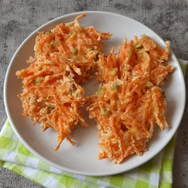 Carrot fritter siap disajikan.