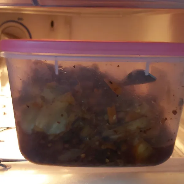 Setelah 24 jam, kimchi bisa dinikmati. Simpan di kulkas supaya makin segar.
