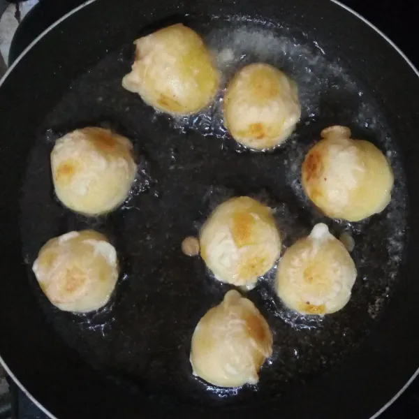 Balur gethuk dengan adonan tersebut. Satu persatu, secara perlahan. Goreng dengan api sedang hingga warna kuning kecoklatan. Sajikan hangat.