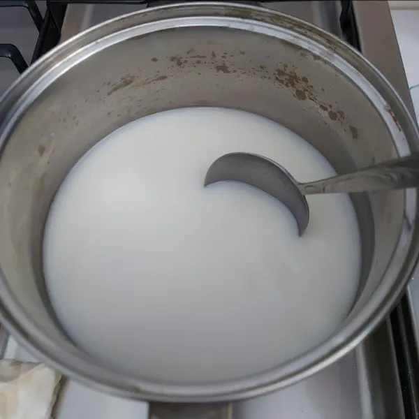 Buat lapisan susu : campur semua bahan kecuali margarin dan masak sampai agak mendidih.