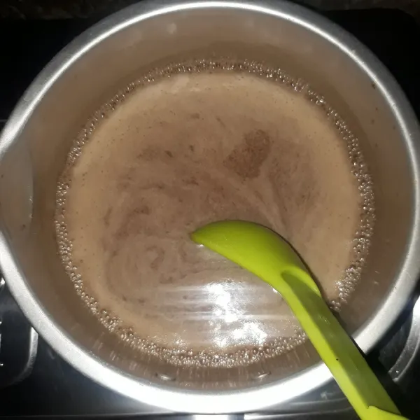 Masak larutan puding cokelat sampai mendidih. Angkat.