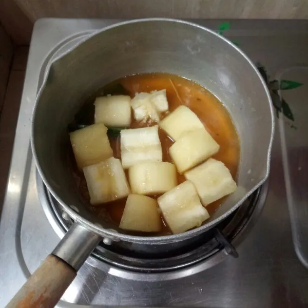 Masukkan singkong yang telah direbus tadi, masak hingga karamel mengental, angkat.