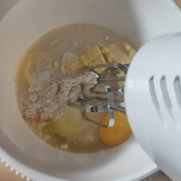 Tuang semua bahan  (kecuali margarin) dalam wadah, lalu mixer dengan kecepatan tinggi sampai putih, kental berjejak