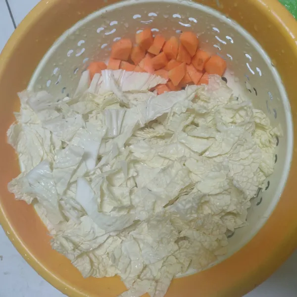 Potong dadu wortel. Buang bagian tengah sawi putih lalu Ppotong-potong daunnya