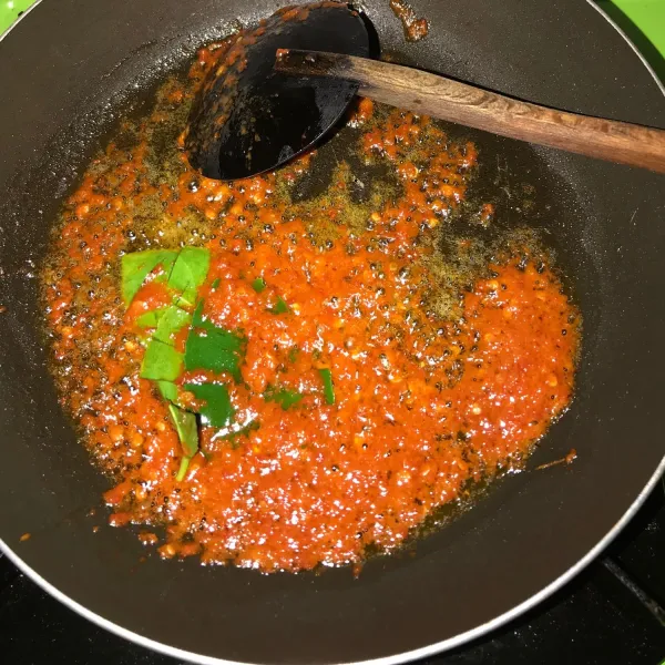 Masukkan daun jeruk lalu tumis dengan minyak panas.