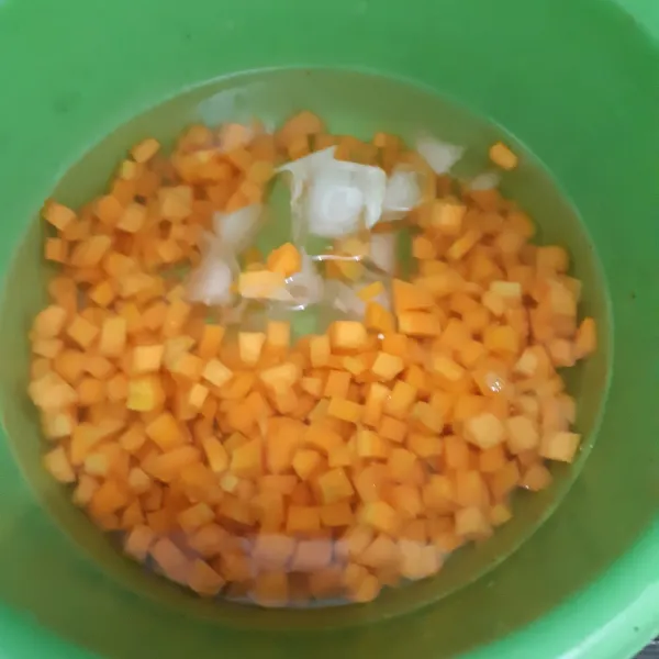 Angkat wortel kemudian rendam di air es
