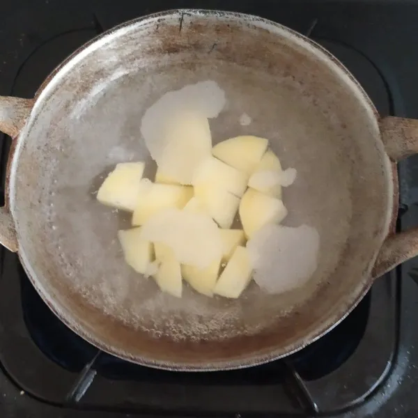 Kupas dan potong dadu kentang, lalu rebus hingga matang