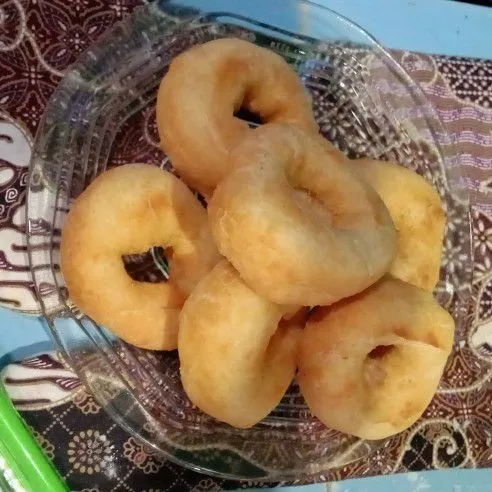 Biarkan donat sampai dingin, baru olesi dengan margarine dan beri topping meses atau keju.