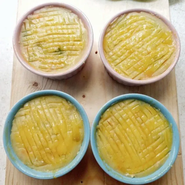 Kemudian timpa lagi dengan mashed potato. Ratakan kemudian oles kuning telur di atasnya dengan merata.