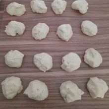 Setelah mengembang, kempiskan adonan. Bagi menjadi 16 bagian dengan berat 35 gr.