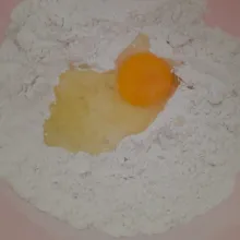 Masukkan telur lalu aduk rata.