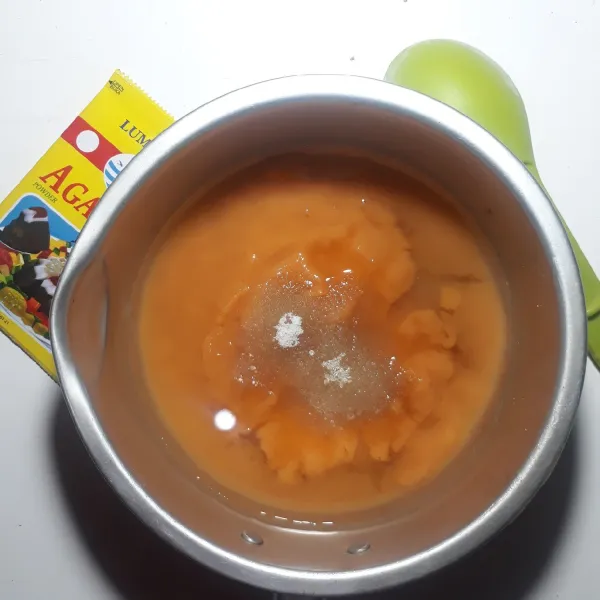 Campurkan ubi yang sudah di blender, sisa air, bubuk agar-agar dan gula pasir ke dalam panci. Aduk sampai larut.