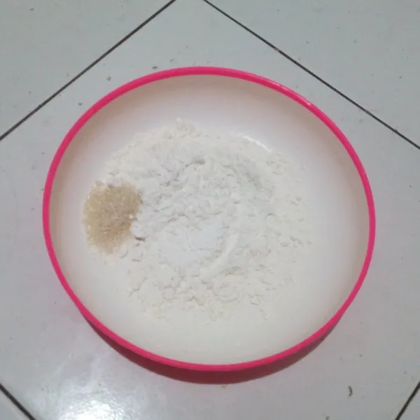 Dalam wadah berbeda, masukkan 3 sdm tepung terigu, ½ sdm gula, dan air, lalu aduk-aduk agar tercampur rata.
