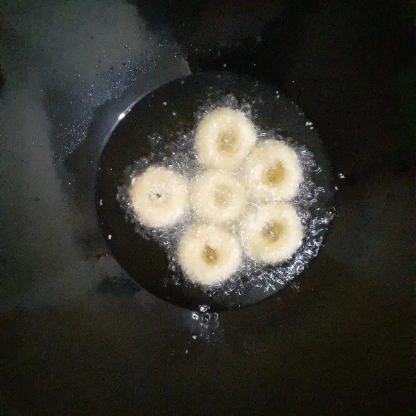 Panaskan minyak dalam wajan, goreng potato ring sampai kuning keemasan. Angkat dan tiriskan.