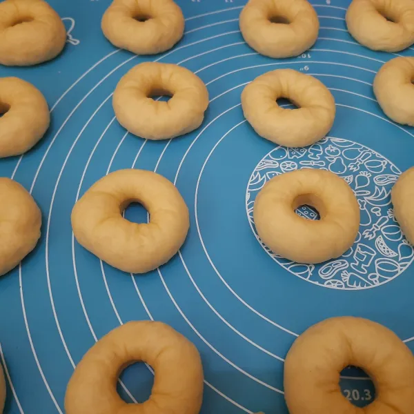 Lubangi tengahnya dengan tutup botol atau ujung spuit. Donat siap di goreng.