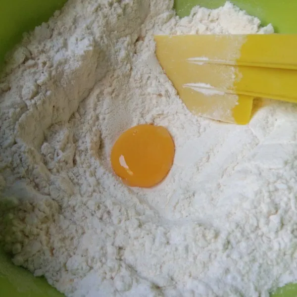 Dalam wadah masukkan tepung, susu bubuk, kuning telur dan air.Ulen sampai tidak lengket ditangan.