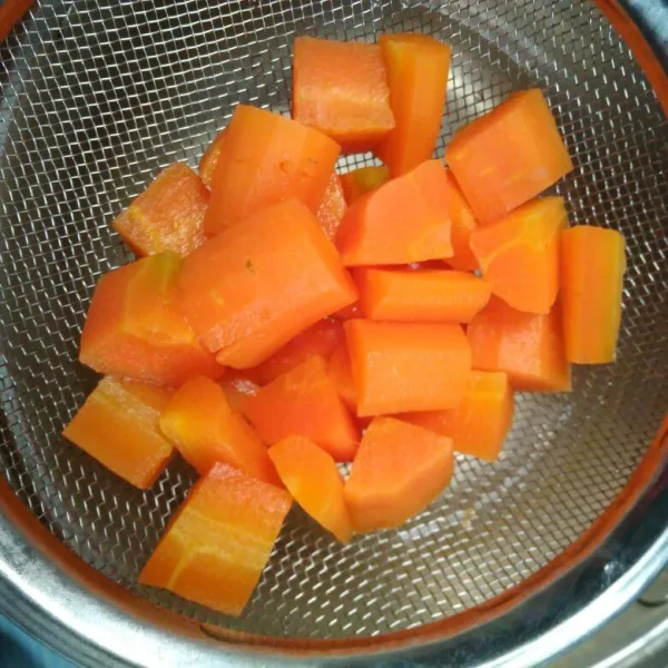 Bersihkan wortel, potong dadu, rebus sampai empuk.